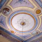 Visitiamo altri due ambienti anch�essi abbelliti da eleganti soffitti affrescati. Il primo si mostra pi� vistoso con cornici circolari e riquadri dai toni celeste, lilla e crema...